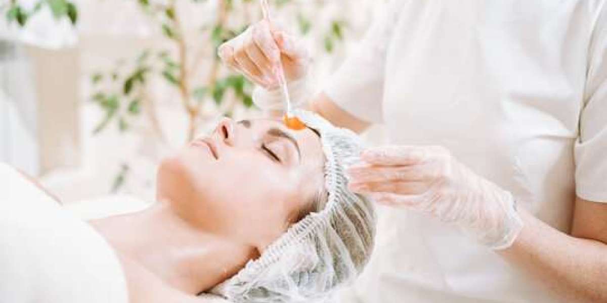 لماذا أصبحت دبي الوجهة الأولى عالمياً للتقشير الكيميائي الاحترافي؟